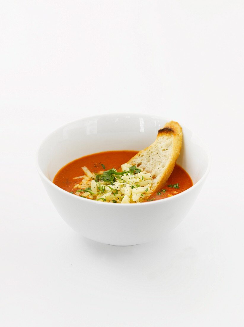 Suppe aus gebratenen Tomaten mit Brot