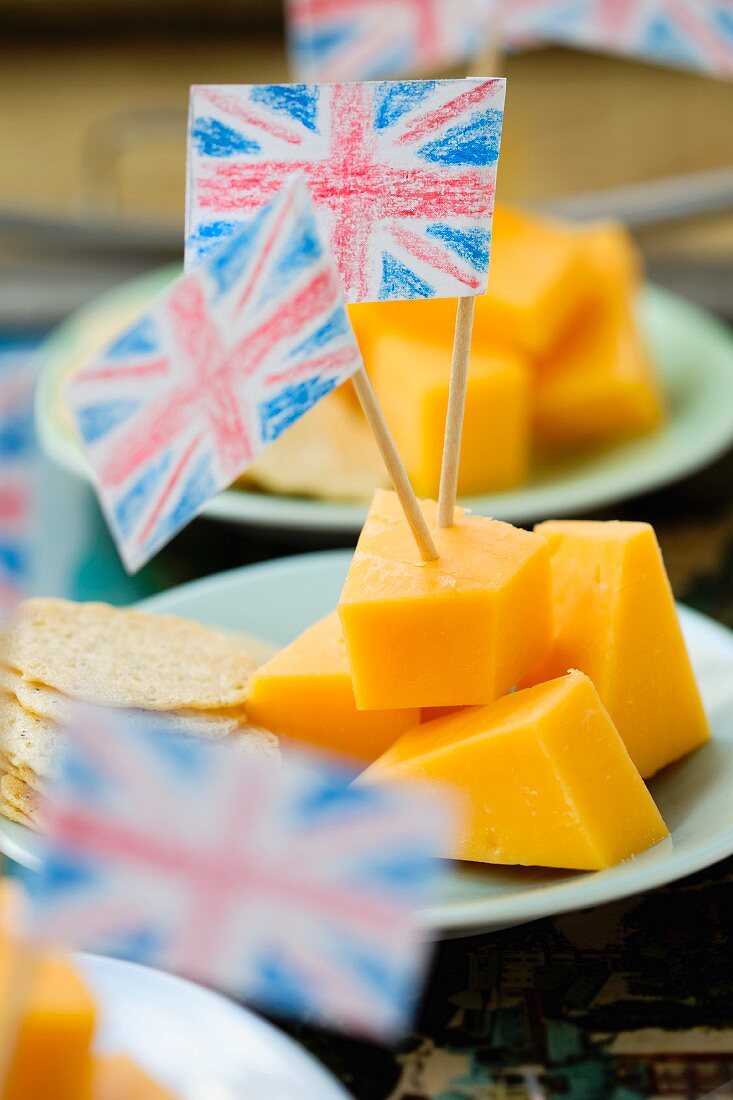 Cheddar-Spiesschen mit englischen Fähnchen und Crackers