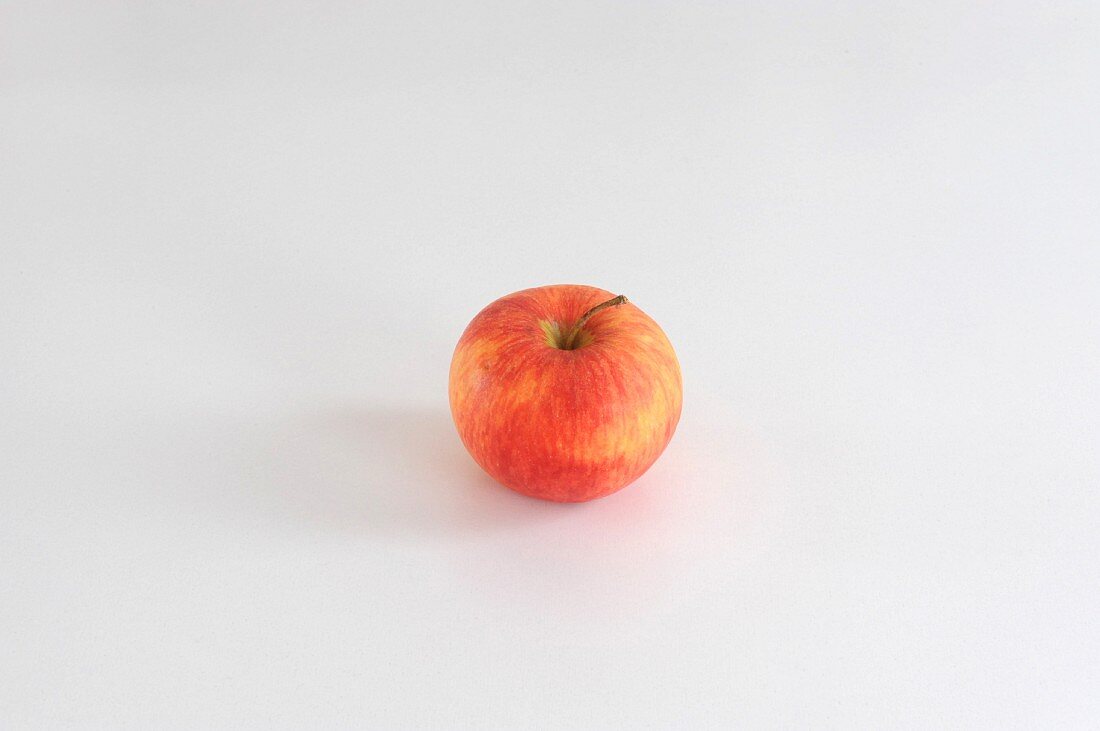 Ein Apfel der Sorte Pinova