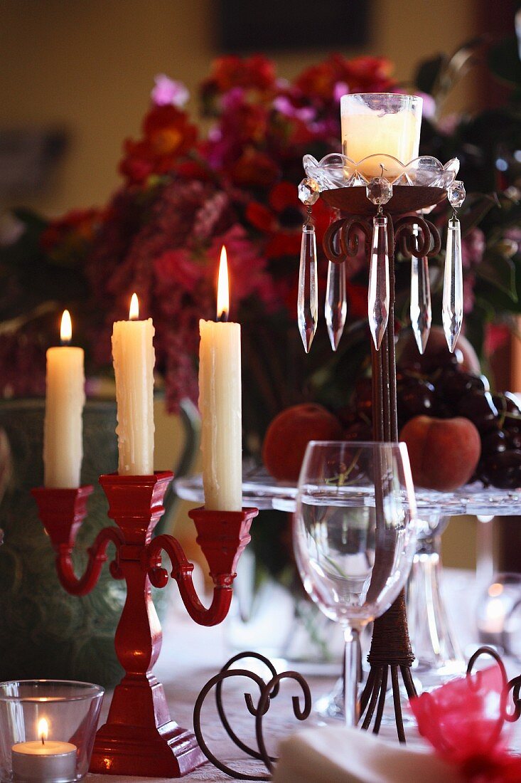 Weihnachtstisch mit verschiedenen Kerzenleuchtern