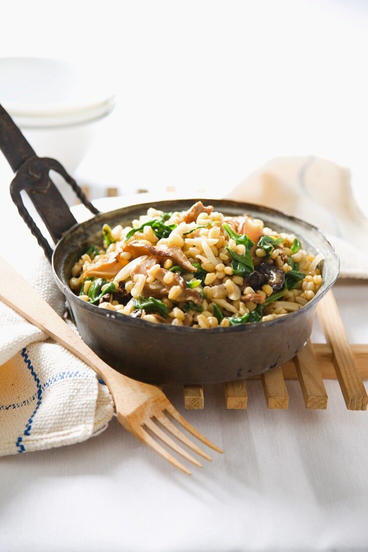 Wheat with spinach and dried mushrooms