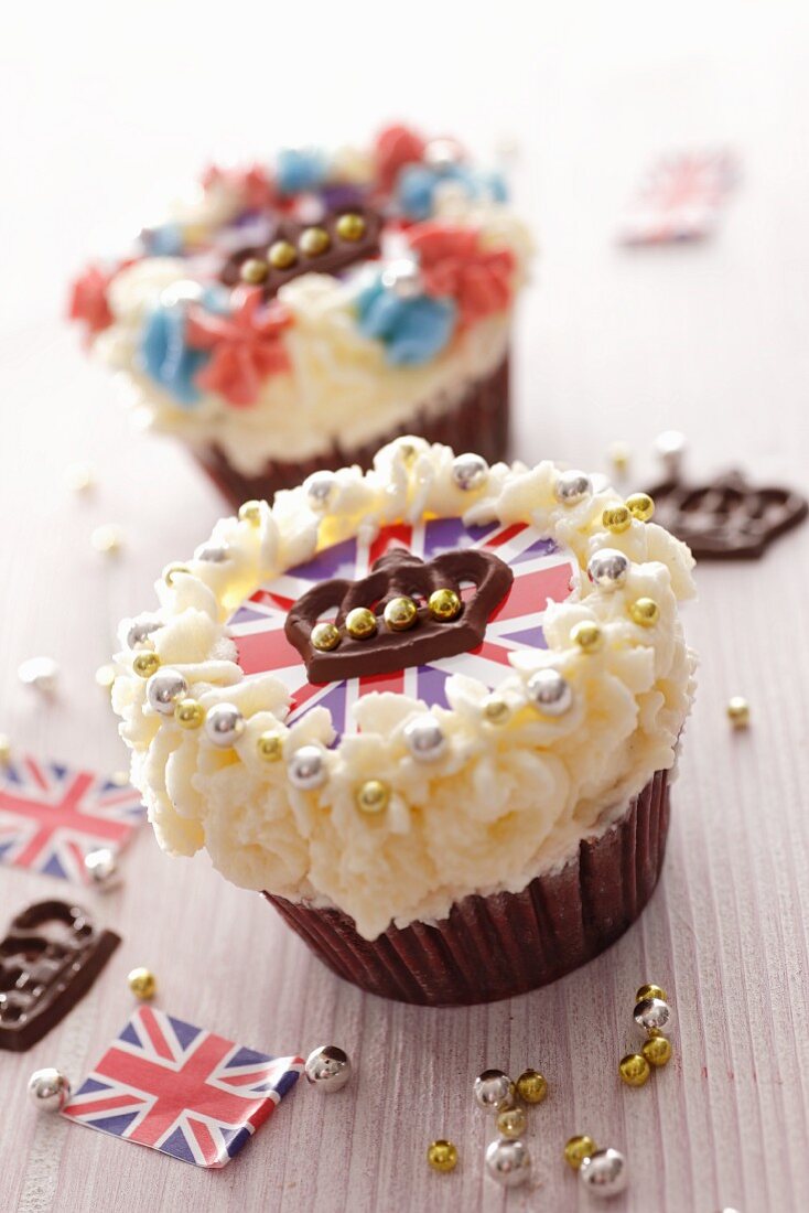 Cupcakes mit Topping und Union-Jack-Motiv und Schokoladen-Kronen