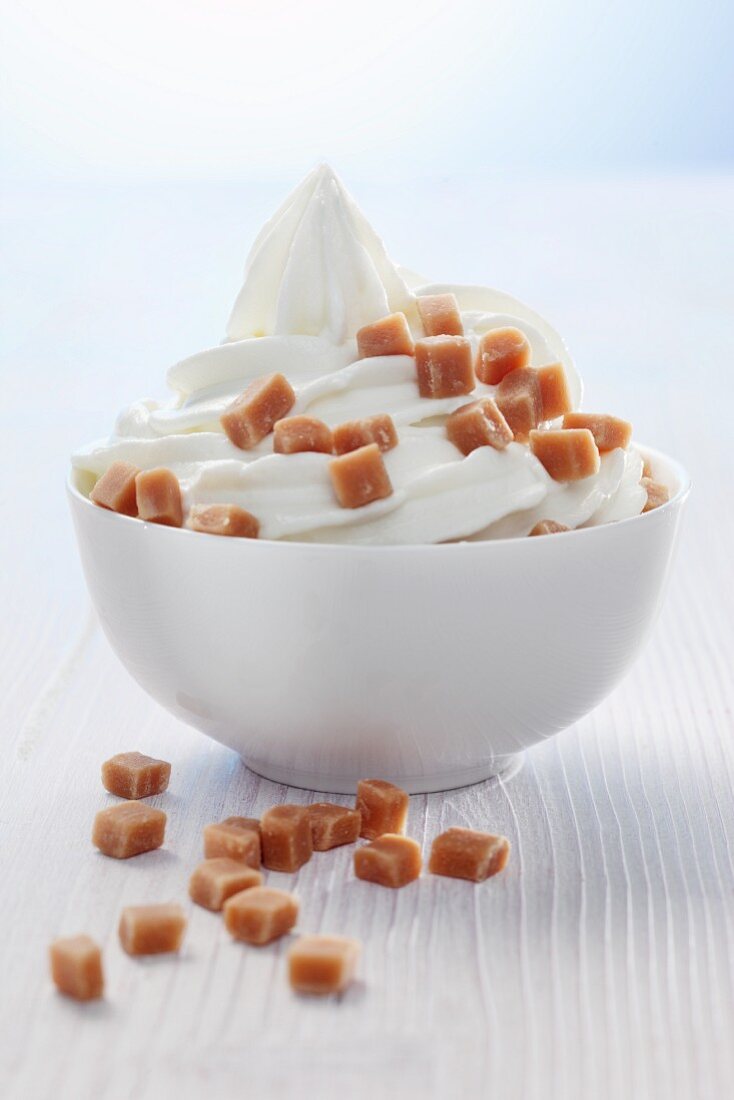Frozen Joghurt mit Karamell-Toppings