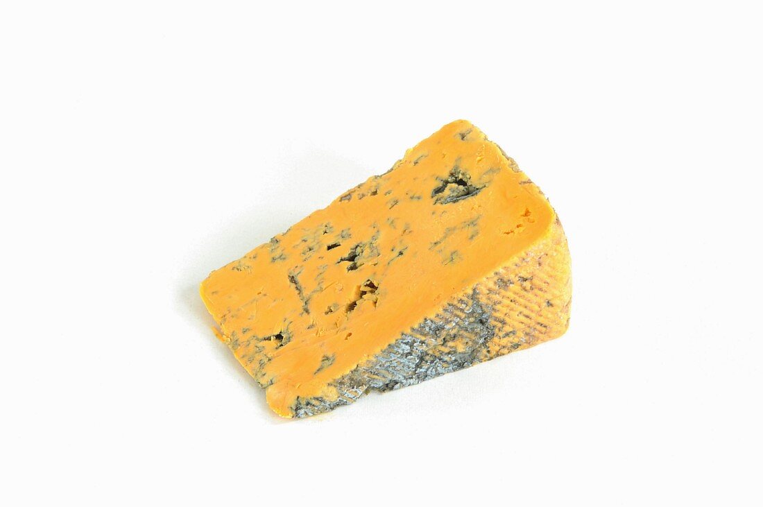 Ein Stück Blacksticks Blue Käse aus England