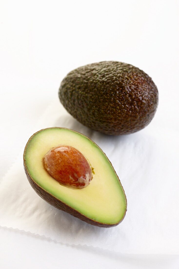 Avocado, ganz und halbiert