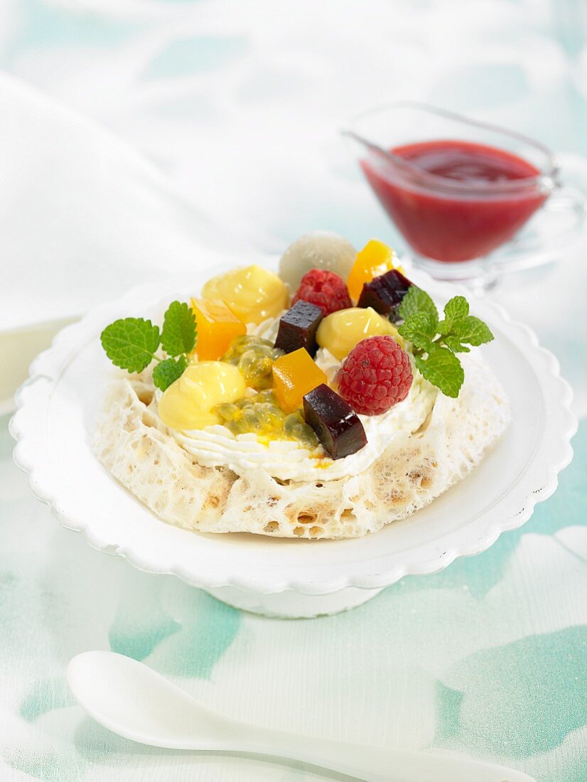 Pavlova (meringue with fruits)