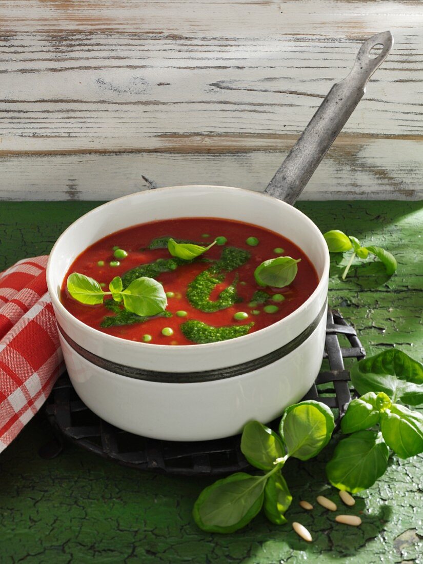 A quick tomato soup with peas and pesto