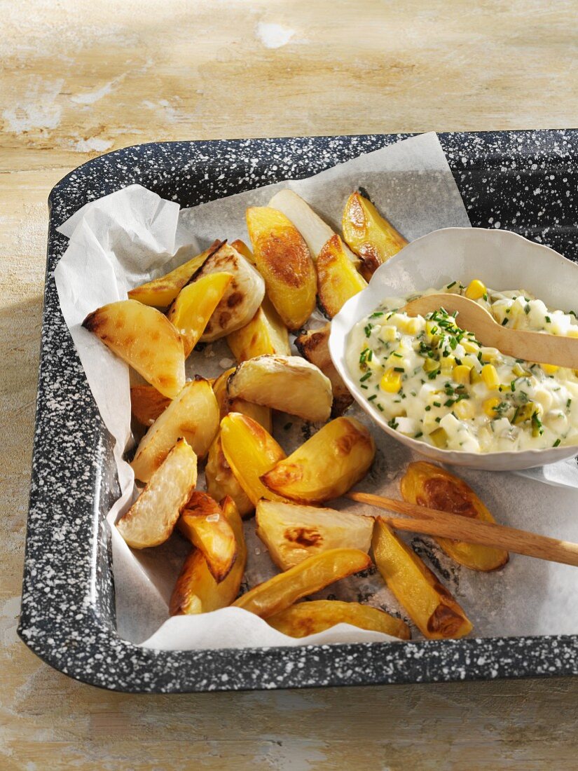 Gebackene Kartoffel- und Kohlrabispalten mit Maissalat