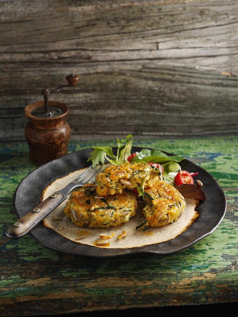 Knusprige Zucchini-Möhren-Puffer mit Sonnenblumenkernen