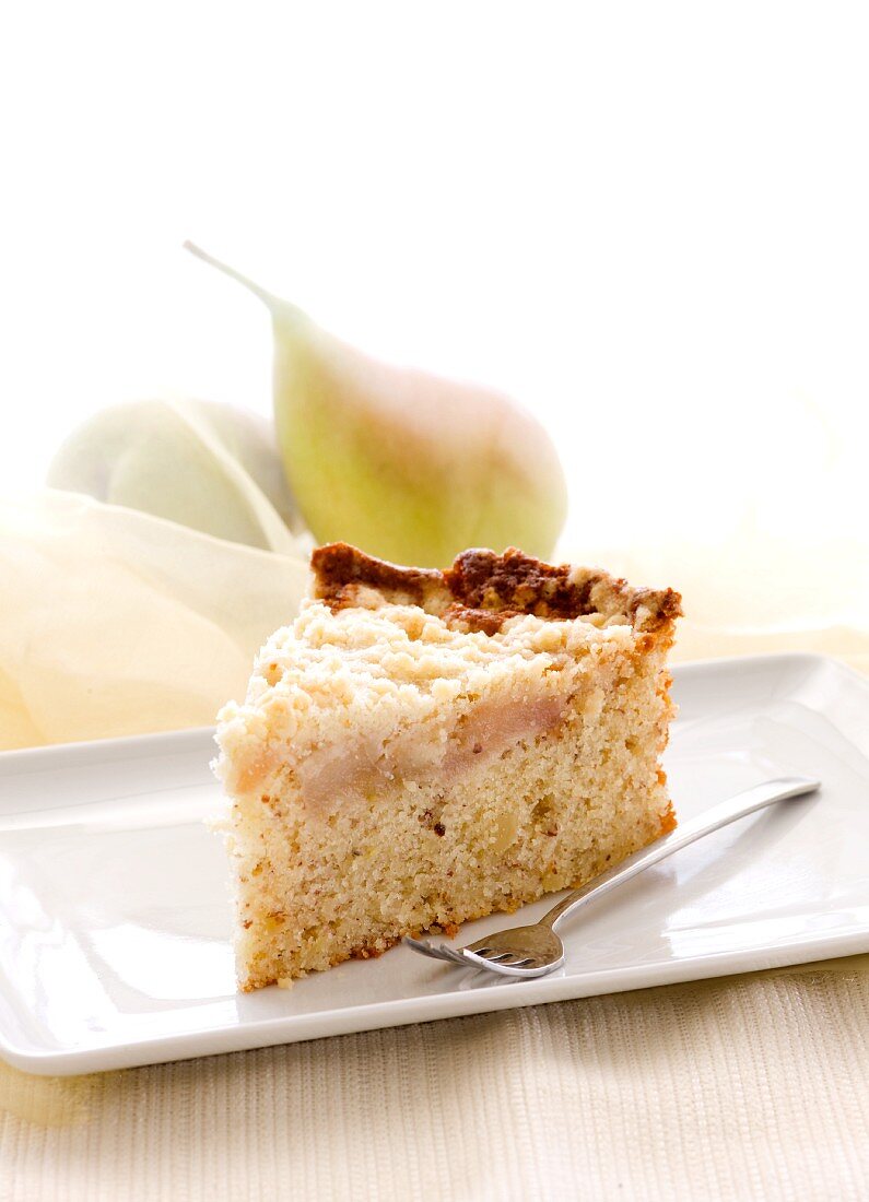 Almond crumble cake with pears