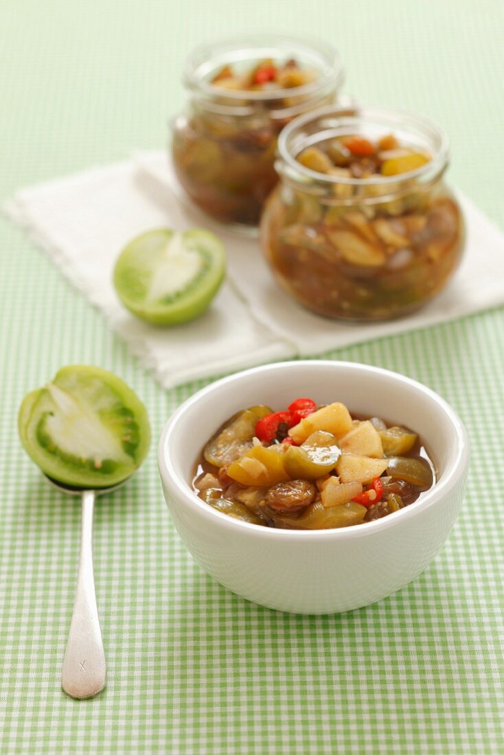 Chutney aus grünen Tomaten, Birnen, Chilischoten und Rosinen