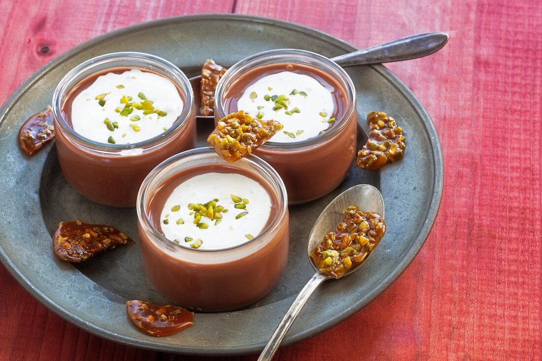 Schokoladencreme mit Sahne, Pistazien und Pistazienkaramell