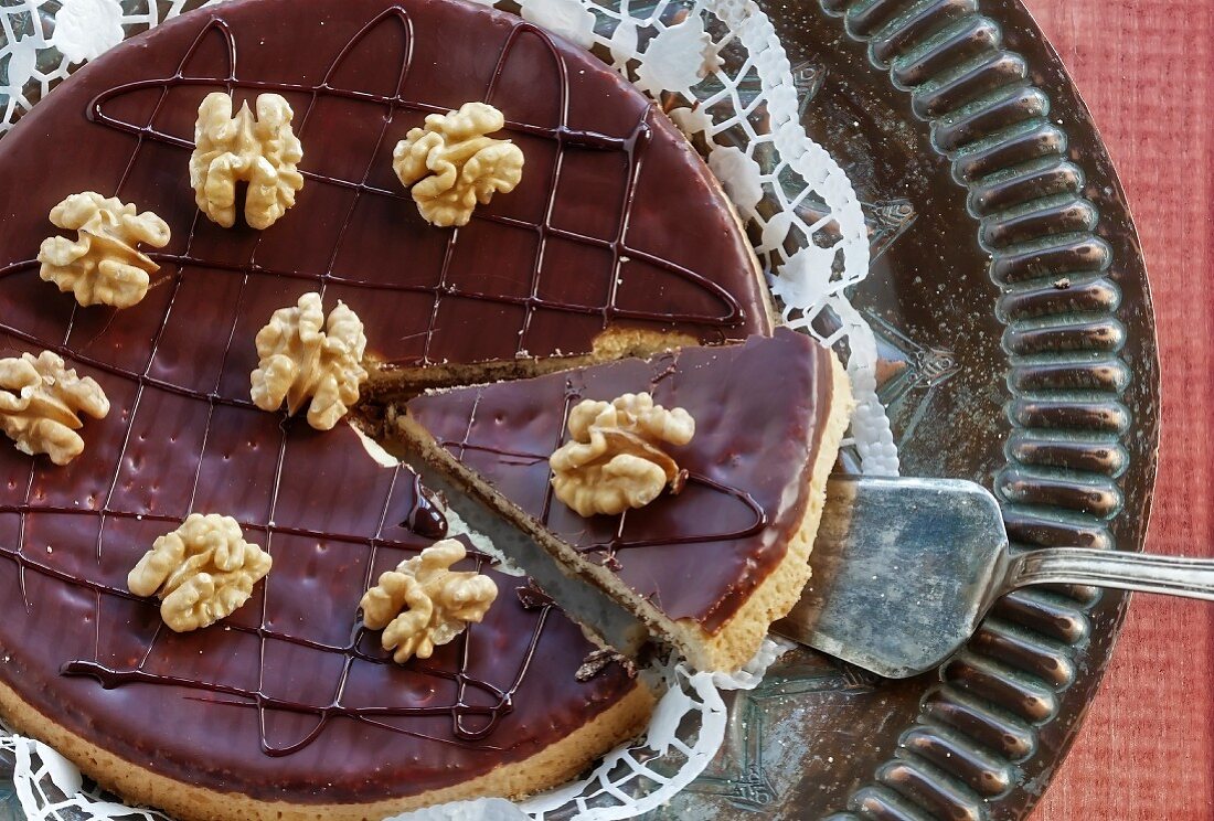 Bündner Nusstorte (shortbread with caramelised walnuts and chocolate)