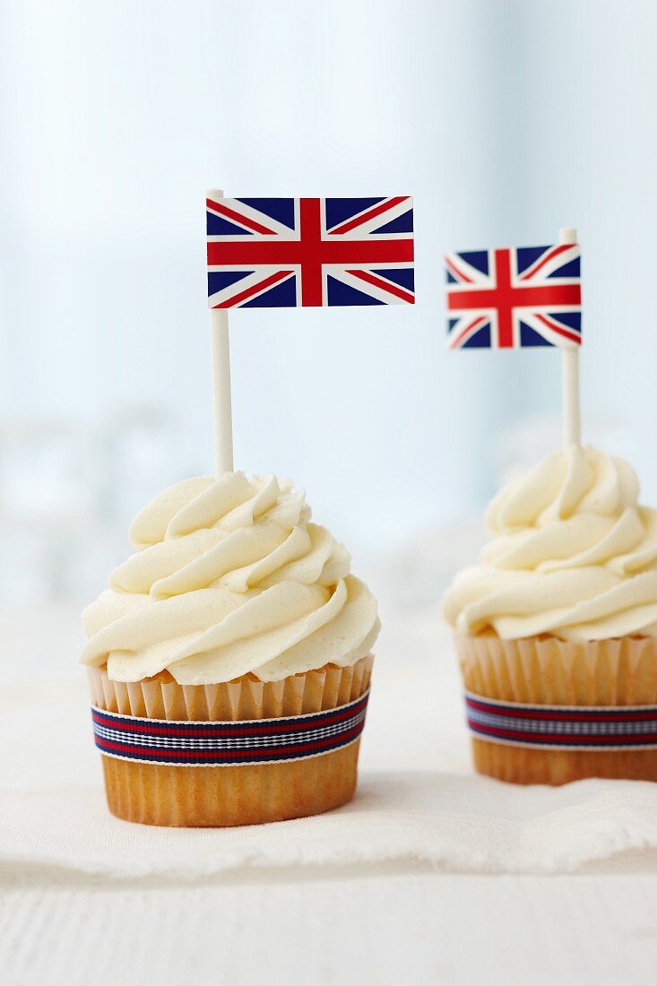 Vanille-Cupcakes mit Frischkäse-Topping und britischem Fähnchen
