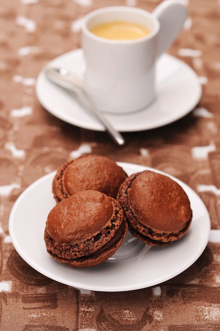 Schokoladenmacarons und Kaffee