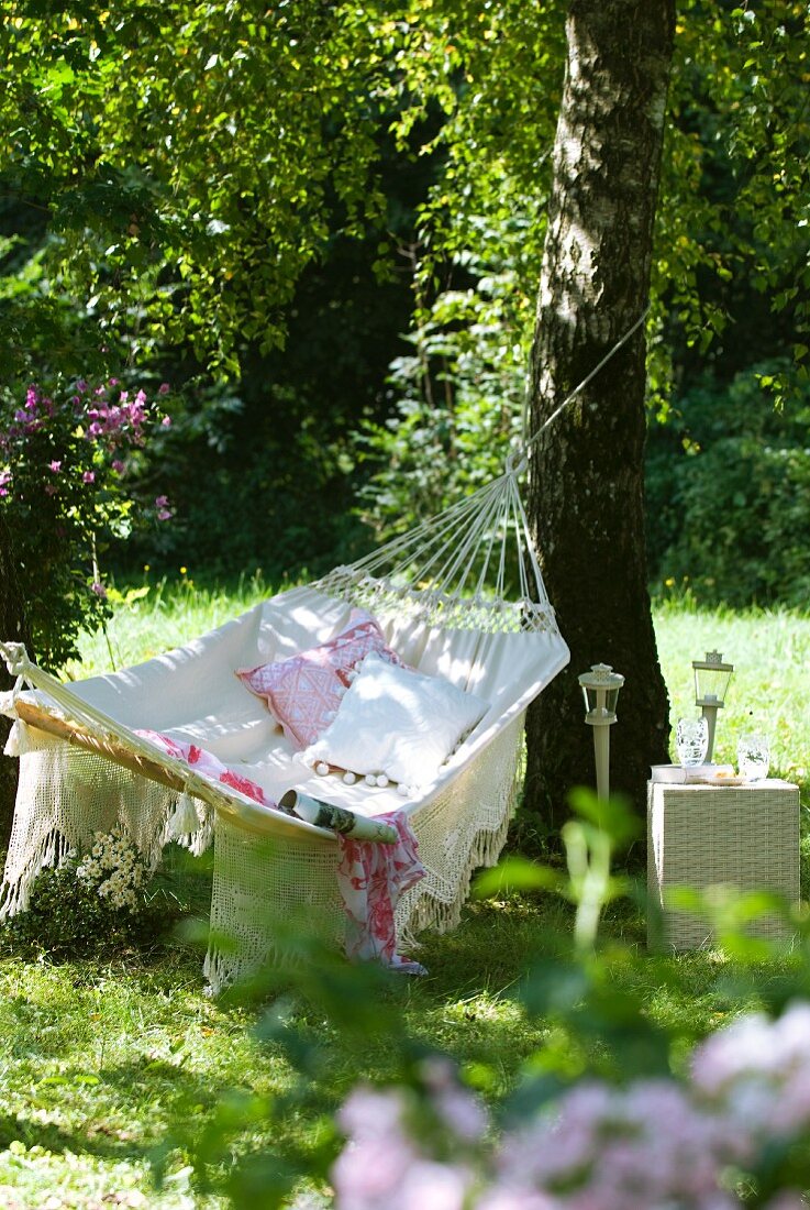 Hängematte mit Dekokissen im Garten