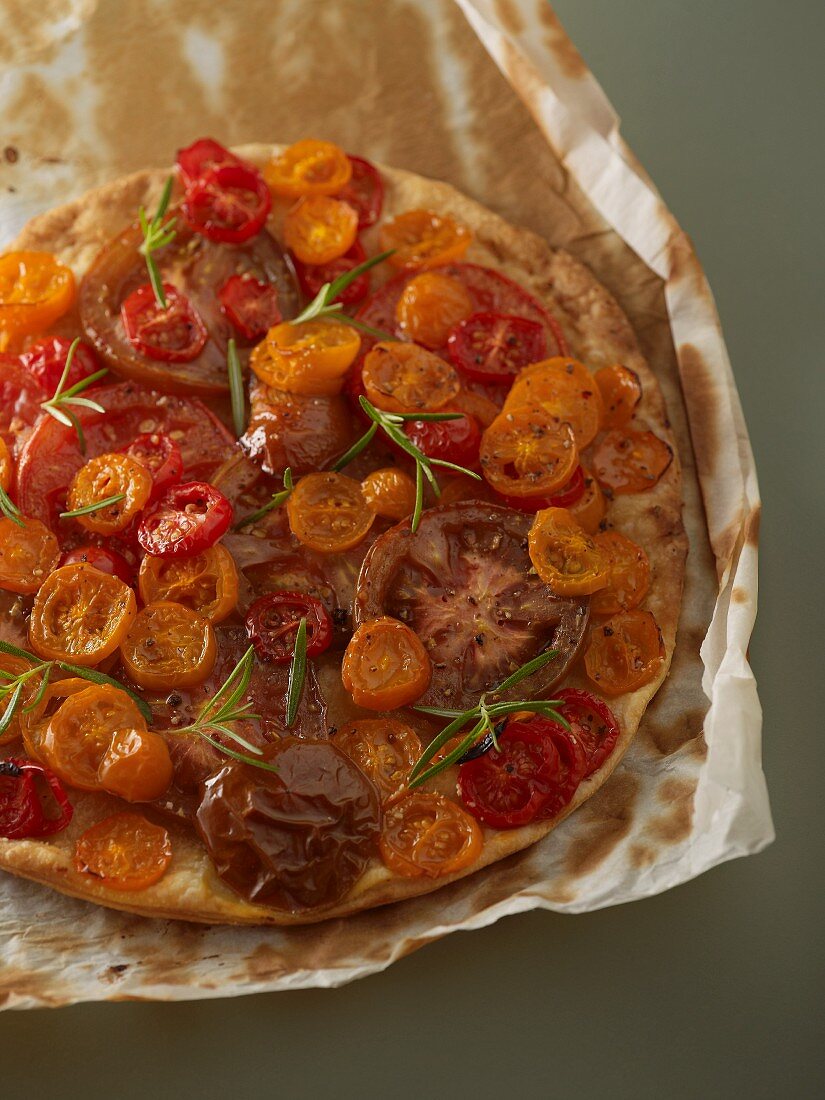 A tomato tart featuring various types of tomatoes