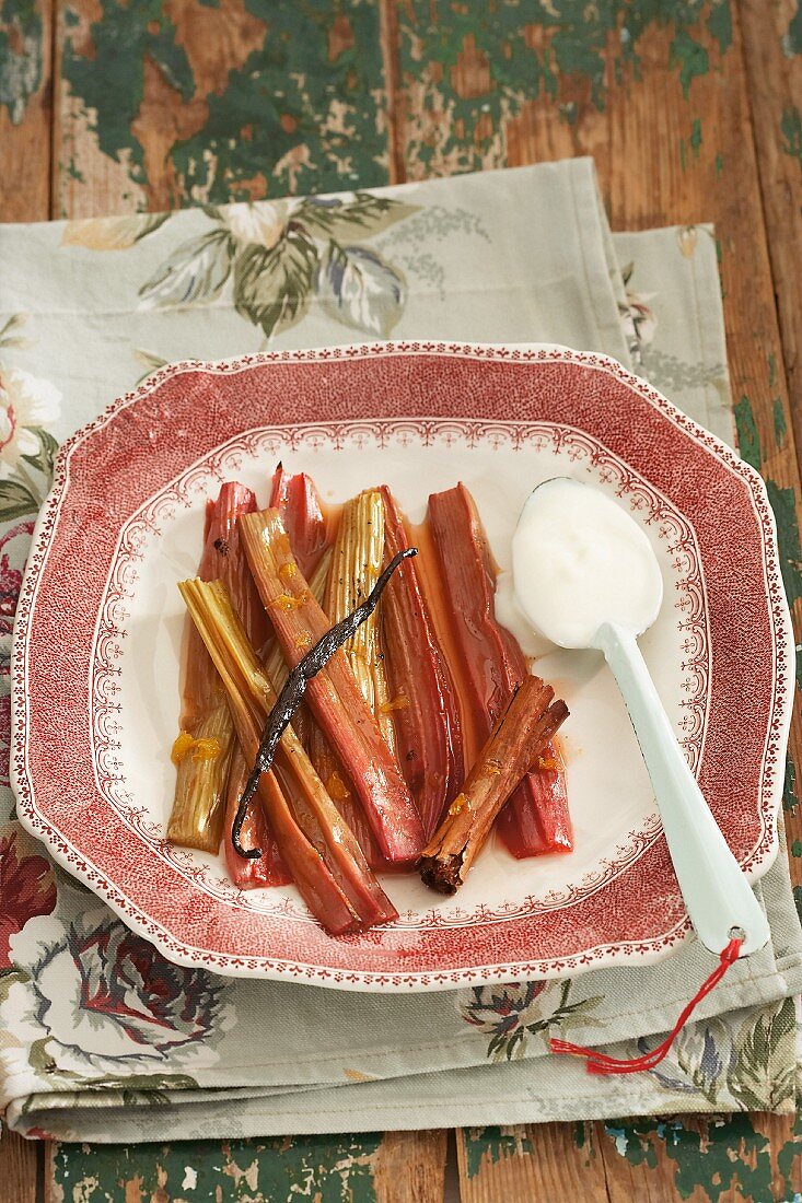 Baked rhubarb with vanilla pods and Greek yogurt