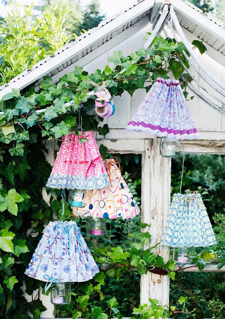 Selbst gebastelte Lampenschirme mit Windlichtern im Garten