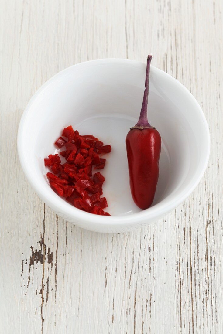 Rote Chilischote, ganz und geschnitten