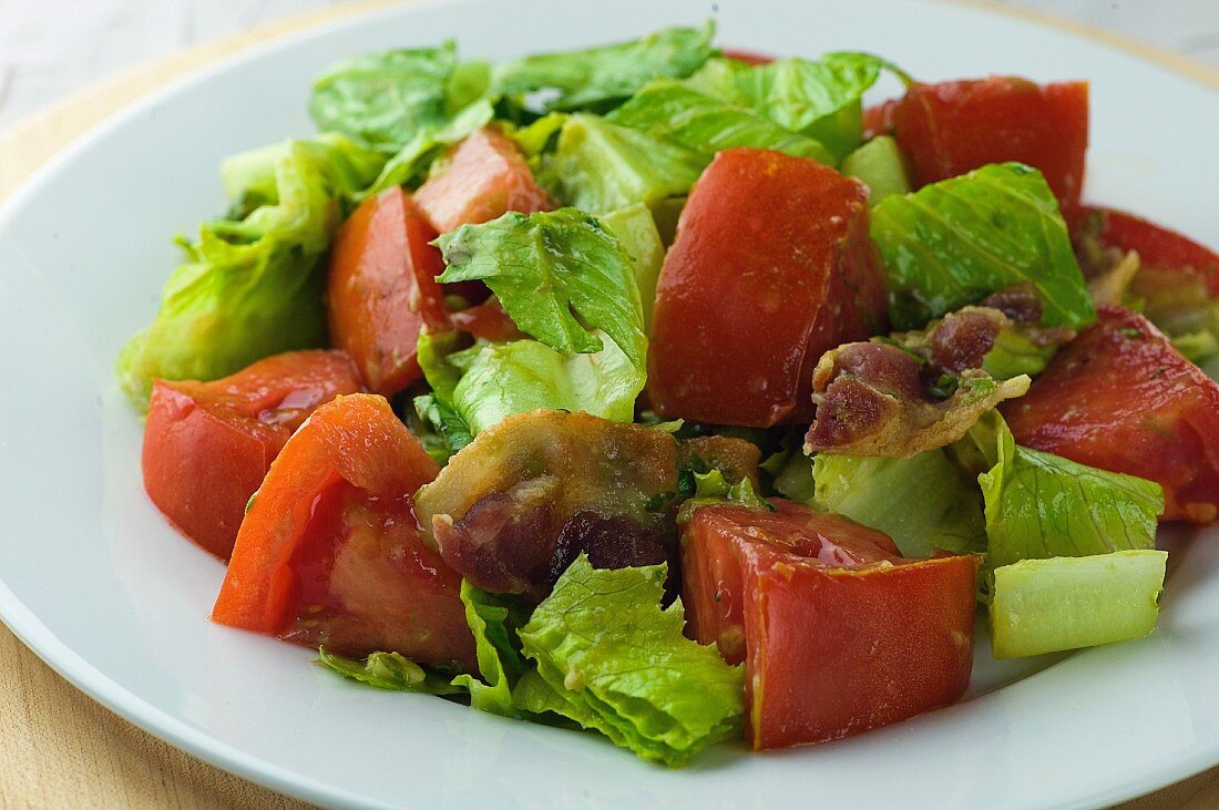 BLT-Salat (Eissalat mit Tomaten und Bacon)