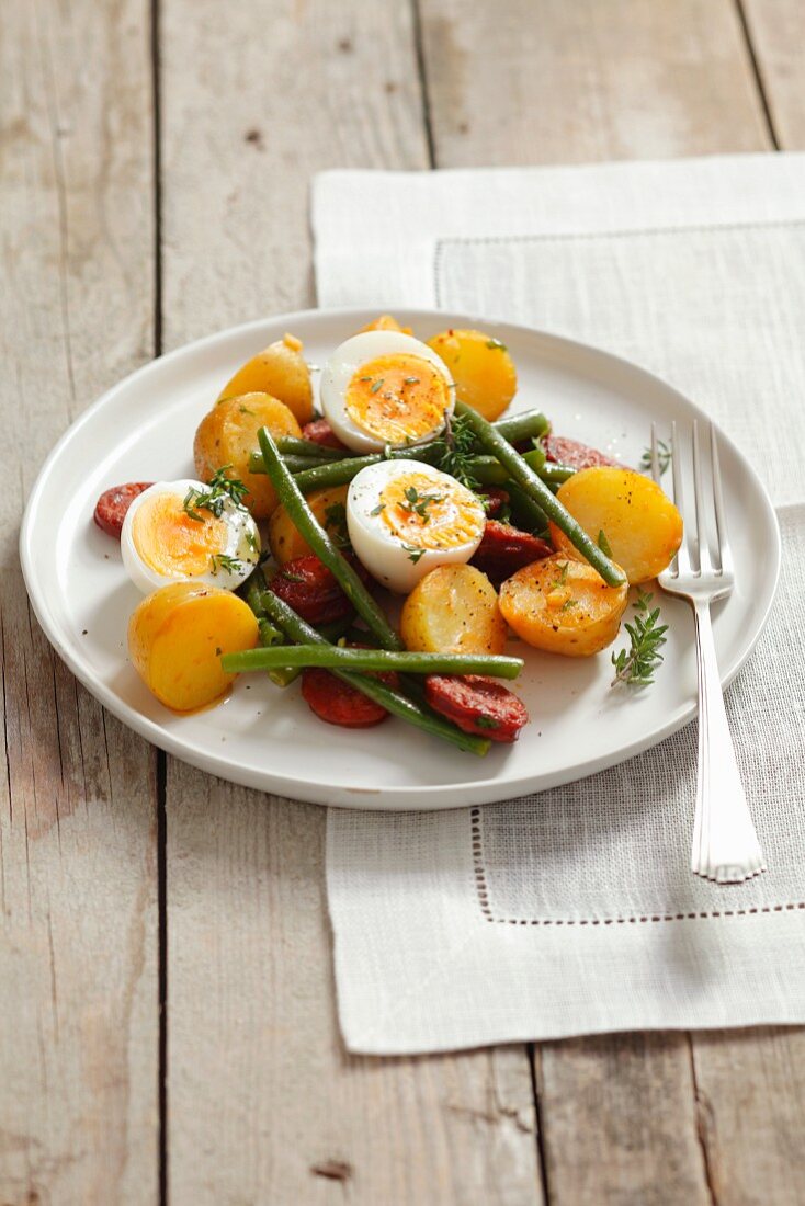 Warmer Kartoffelsalat mit Chorizo, grünen Bohnen und Ei