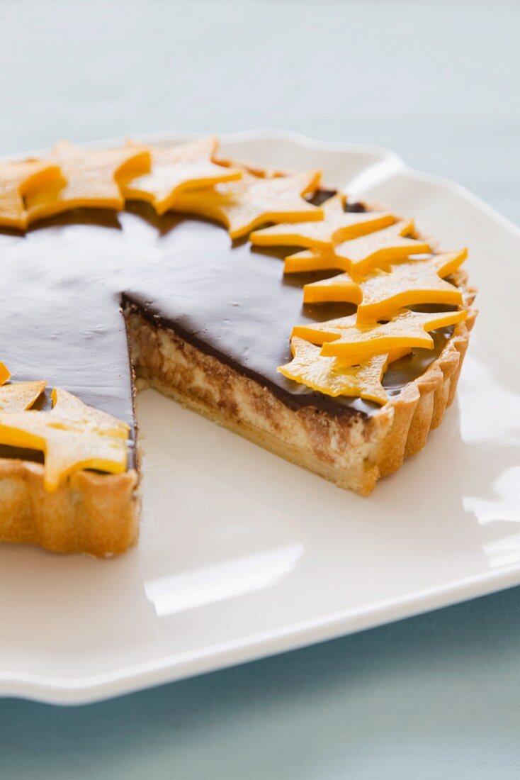 Cheesecake with chocolate glaze and star fruits
