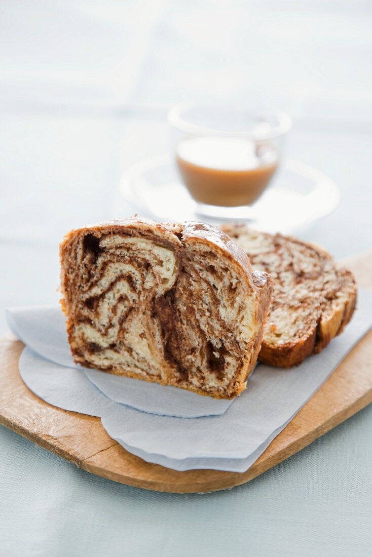 Hefekuchen mit Schokoladenfüllung