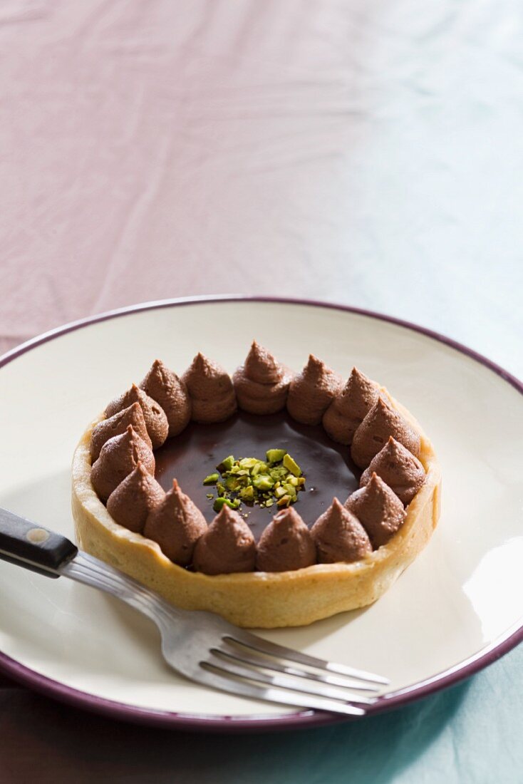 Bitter chocolate tartlet with pistachio nuts