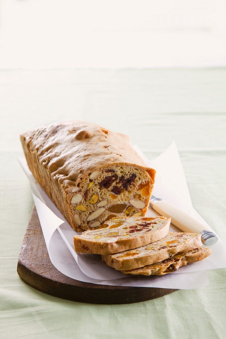 Teacake with nuts and dried fruit