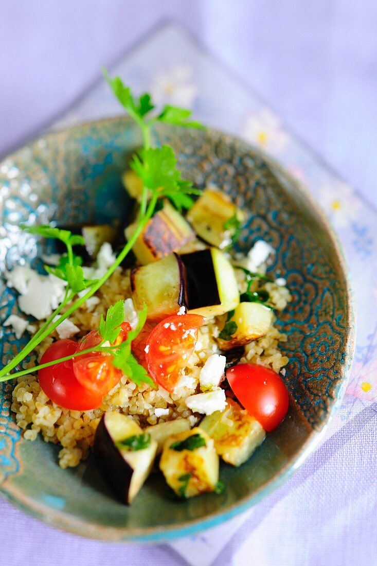 Bulgursalat mit Auberginen und Tomaten