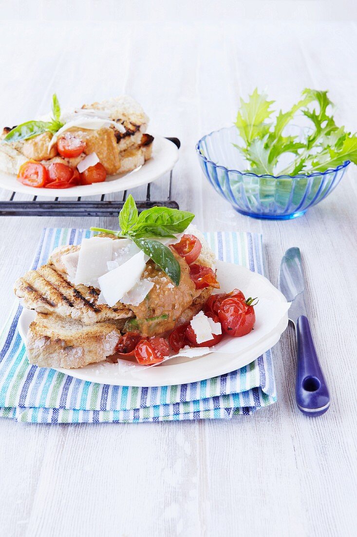 Ciabatta mit Paprika-Hummus und Kirschtomaten