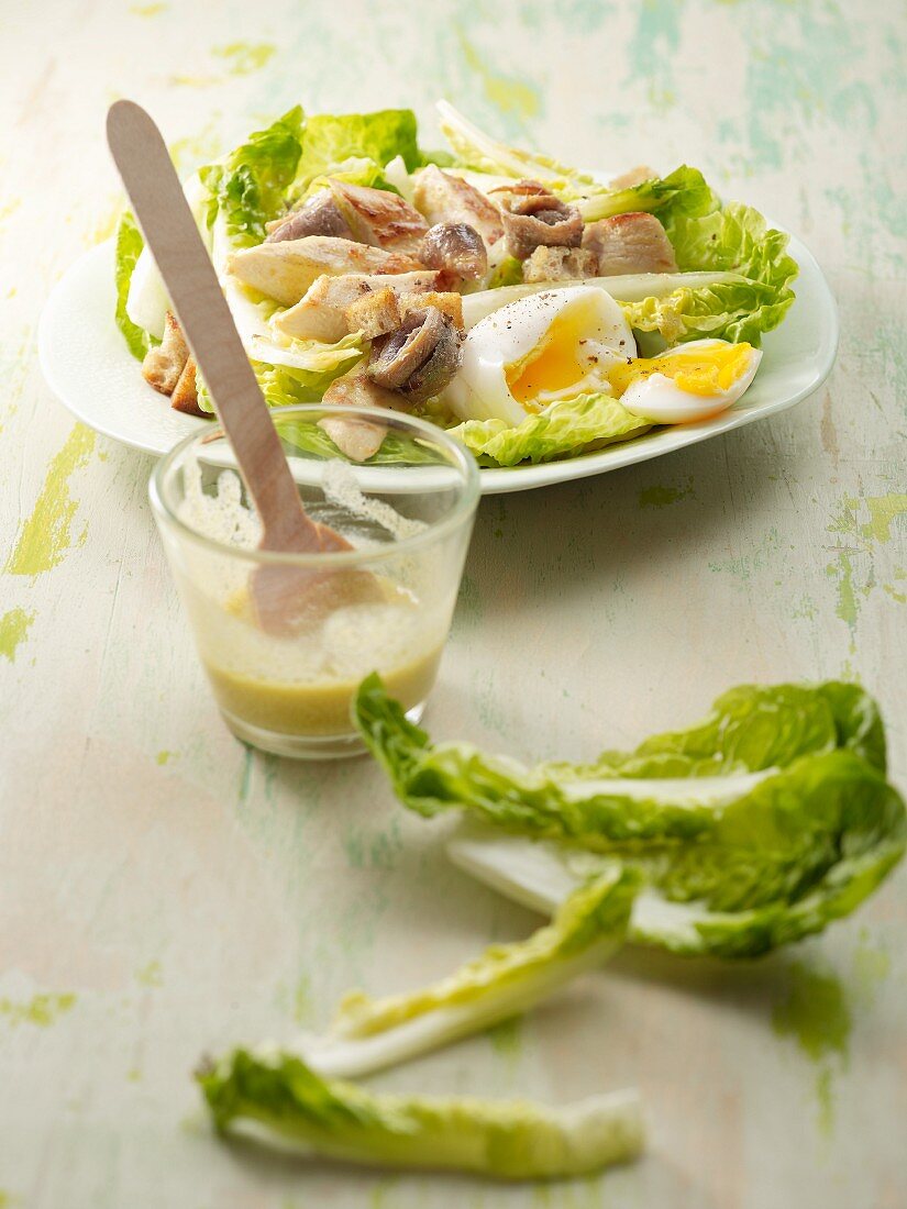 Salatherzen mit Sardellenfilets und weichgekochtem Ei