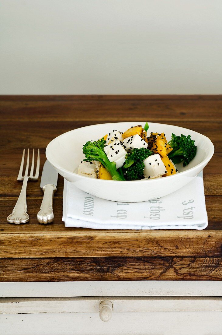 Kürbissalat mit Tofu, Brokkoli und Sesamsamen