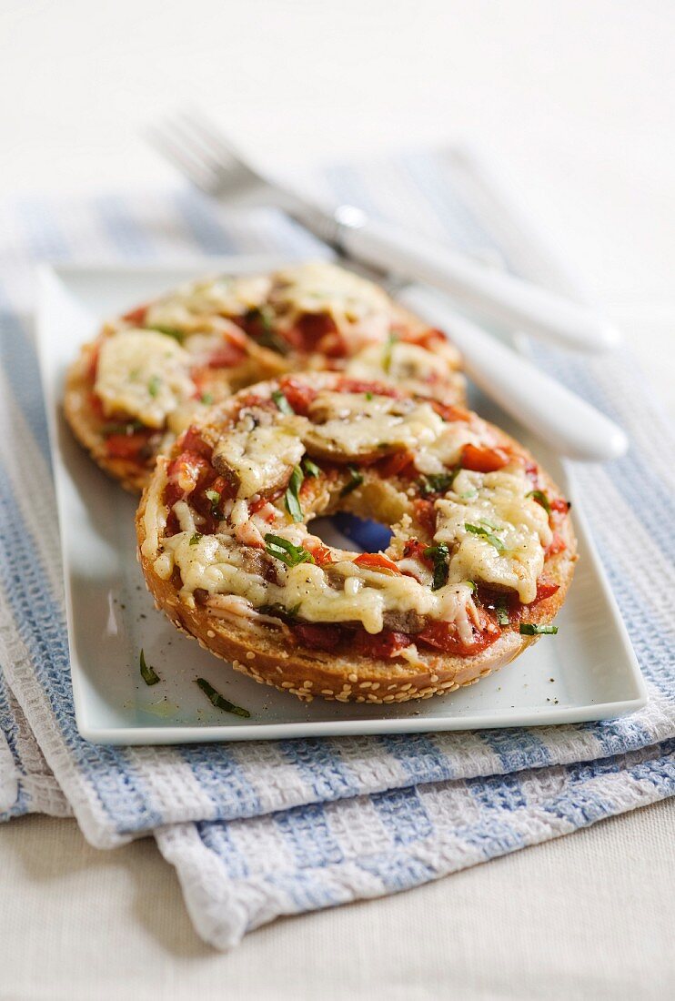 Bagel mit Pilzen, Tomaten und Käse