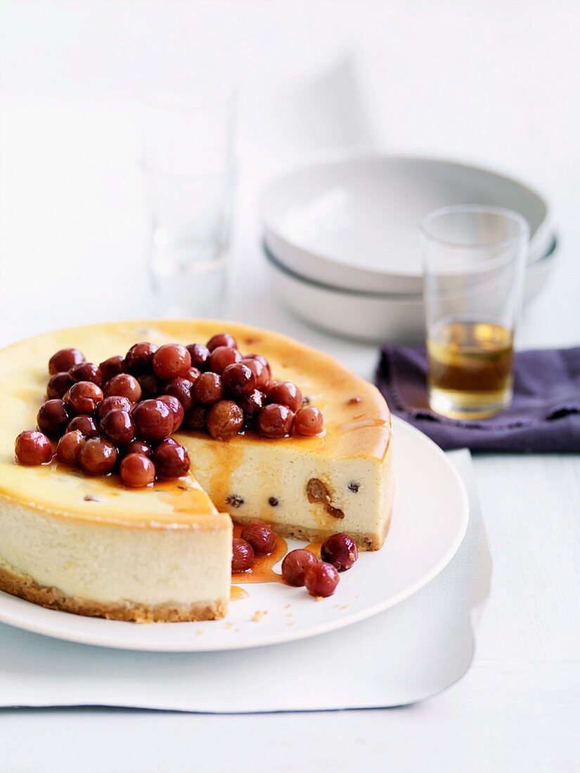 Ricottakuchen mit Honig und Weintrauben