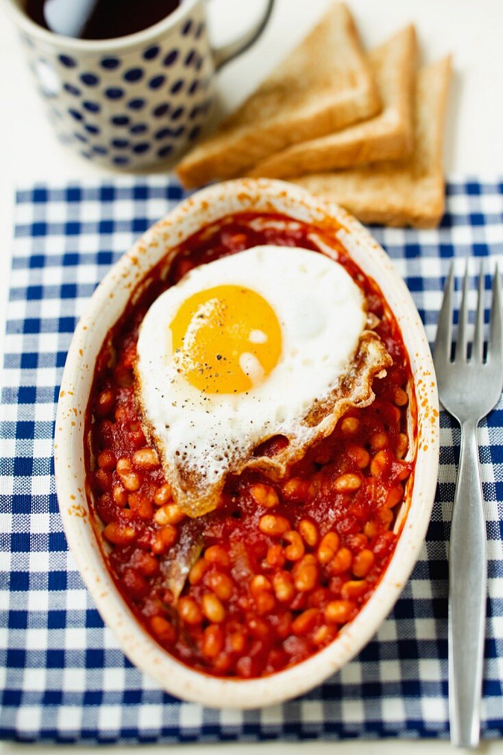 Baked beans mit Spiegelei