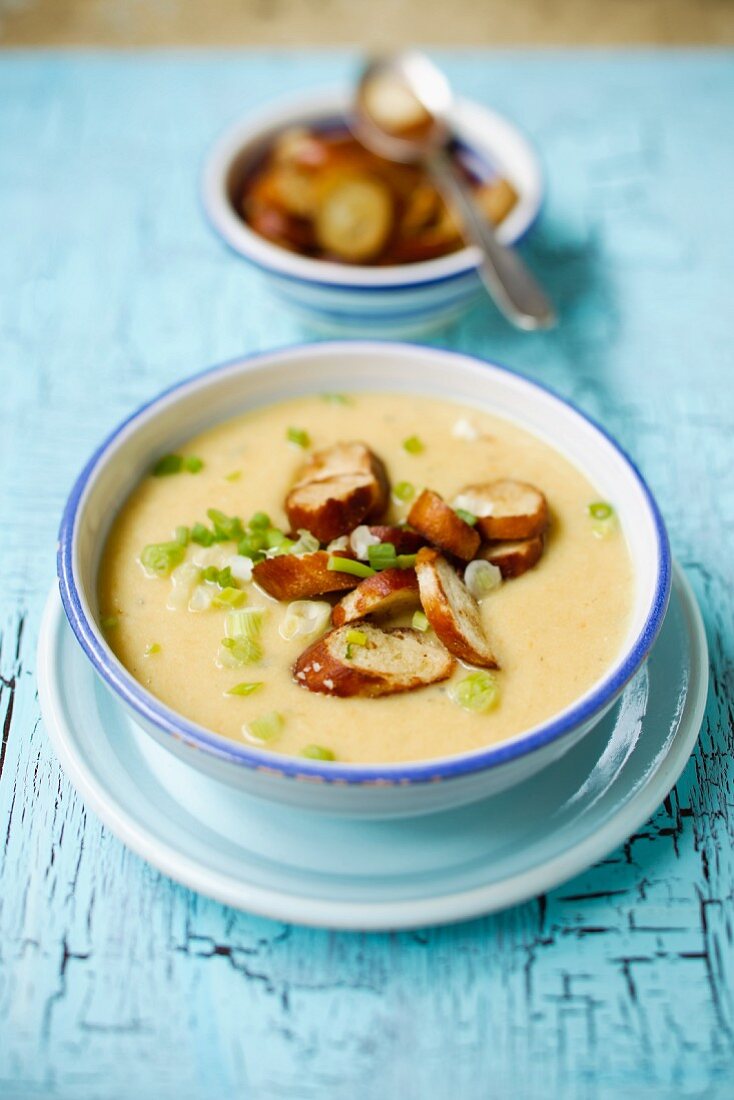 Kartoffelsuppe mit gebratenen Brezelscheiben