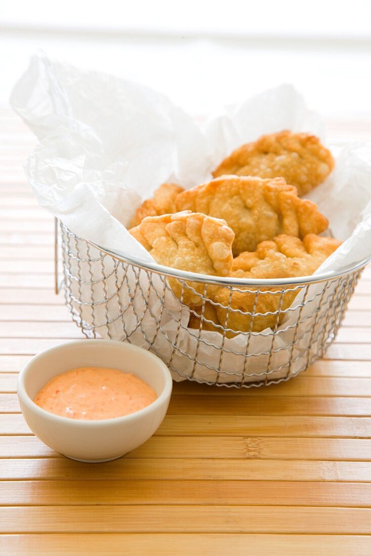 Fettgebackene Empanadas mit Dip