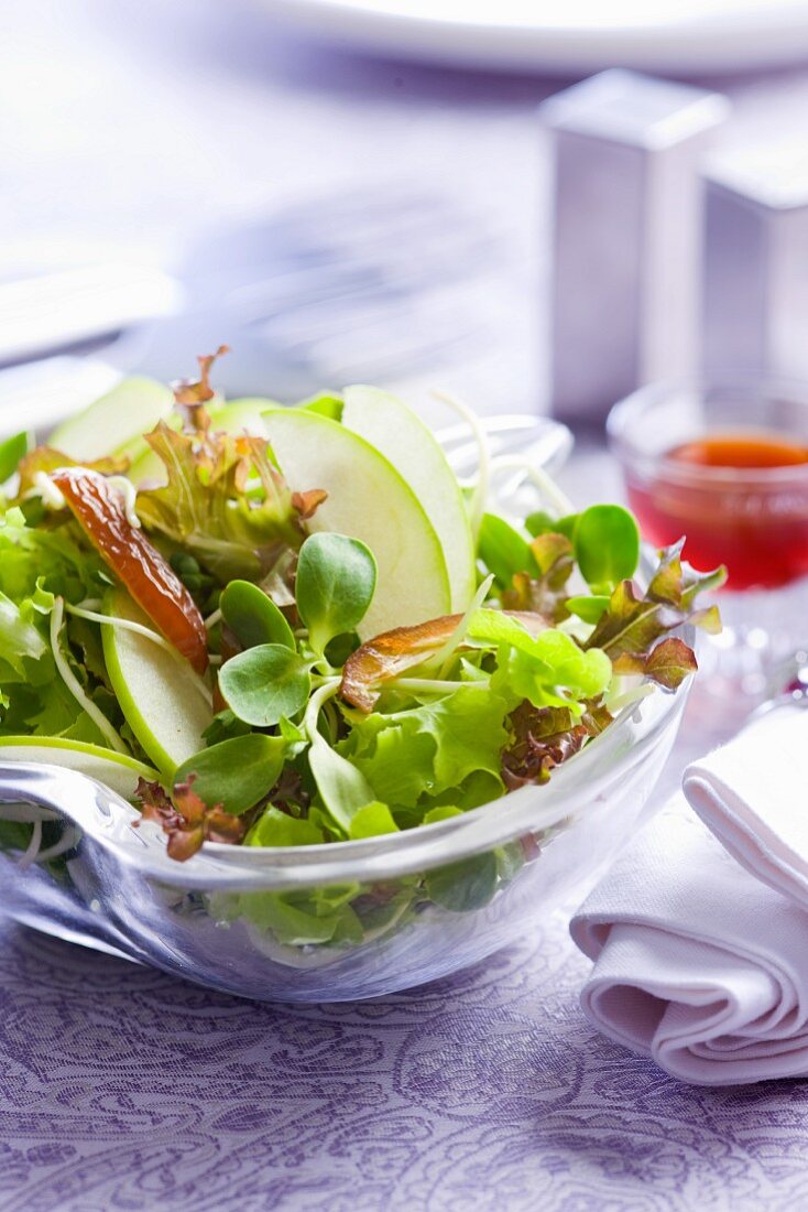 Salat mit Apfelschnitzen, Kohlrabi und Datteln