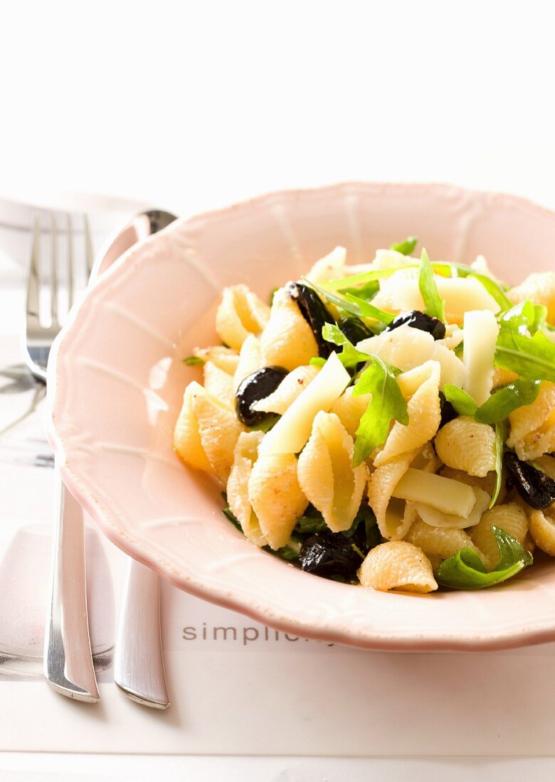 Shell pasta with goat's cheese