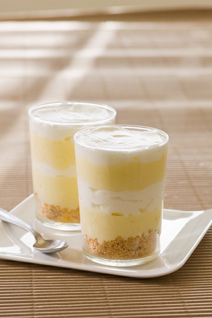 Layered desserts with lemon cream
