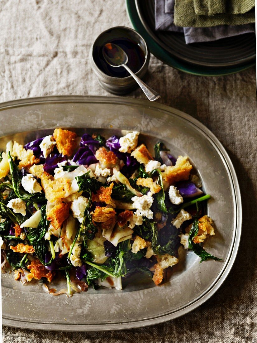 A wintry cabbage salad with croutons and goat's cheese