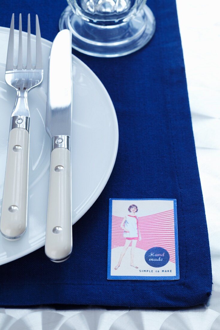 Place setting with 50s-style sticker