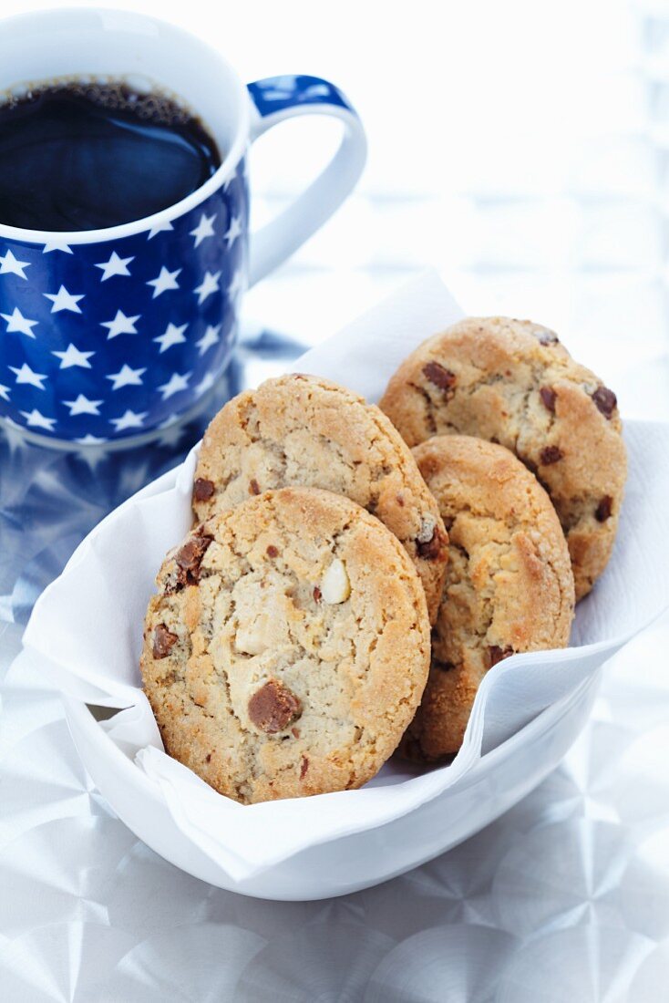 Schokoladen-Nuss-Cookies und Kaffeetasse