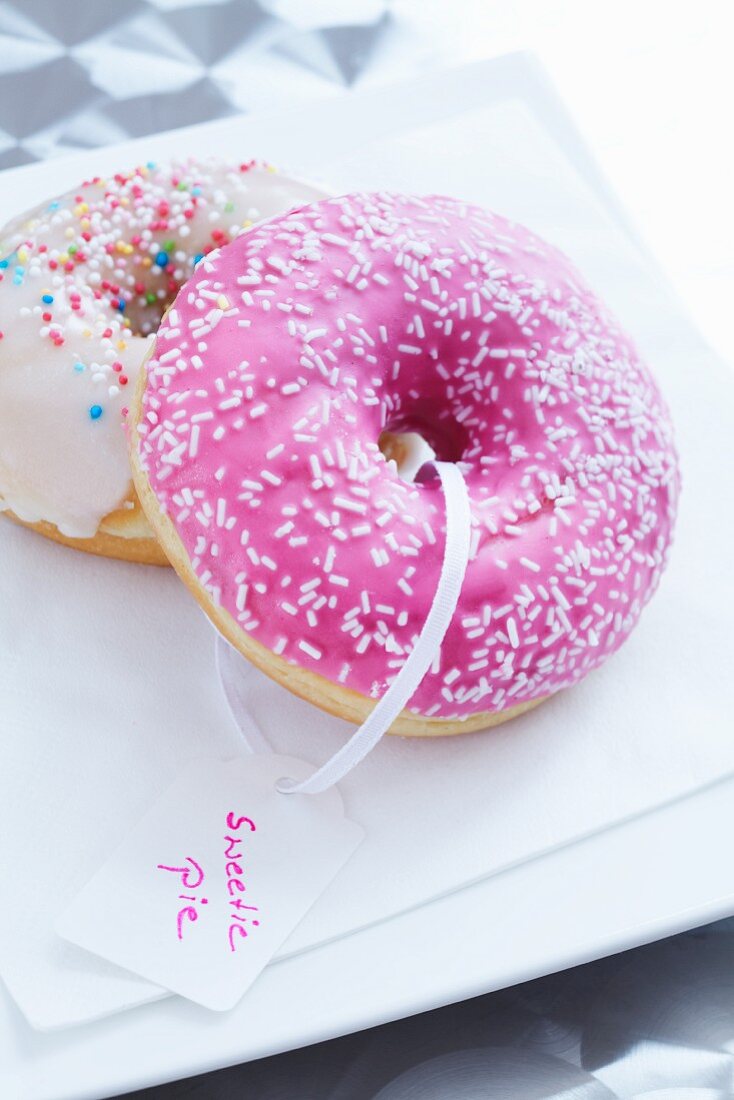 Doughnuts auf Teller mit Schild