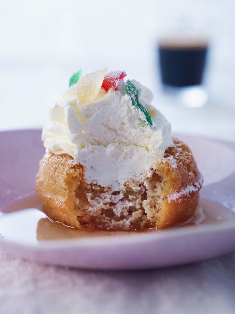 Baba au Rhum (mit Rum getränkter Hefekuchen), angebissen