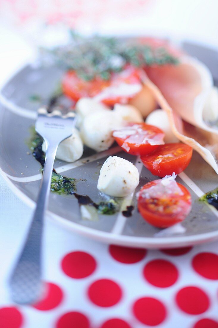 Tomatoes with mozzarella and pesto