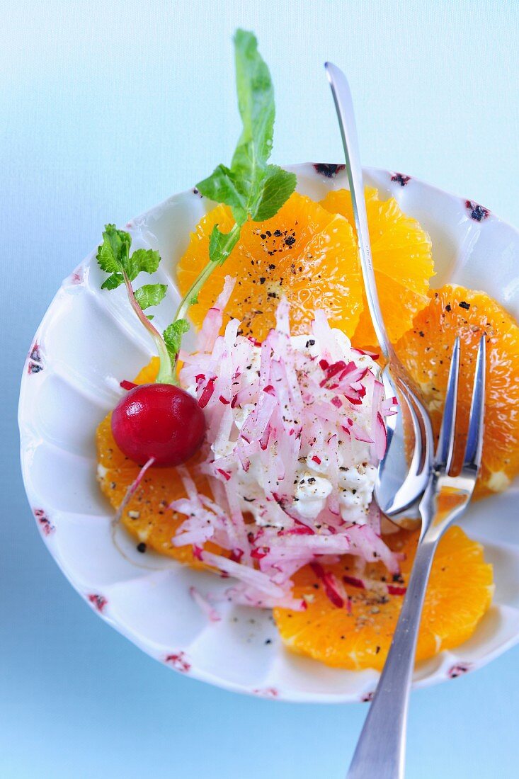 Radieschensalat auf Orangenscheiben