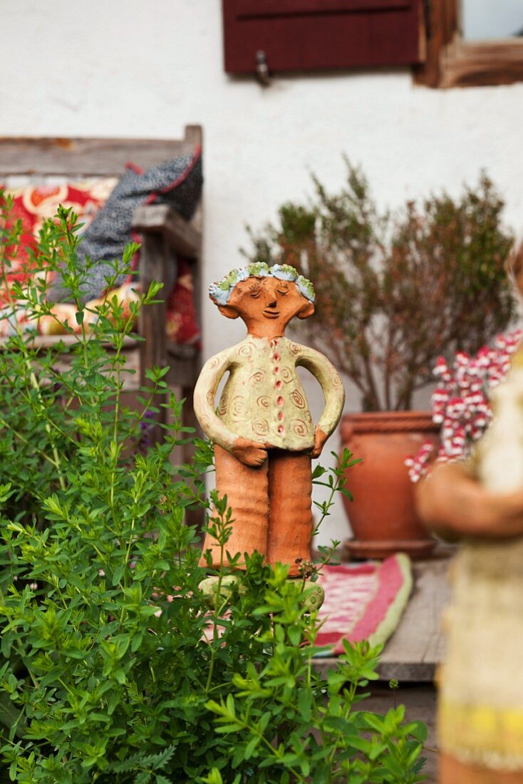 Keramikfigur auf der Veranda eines Bauernhauses